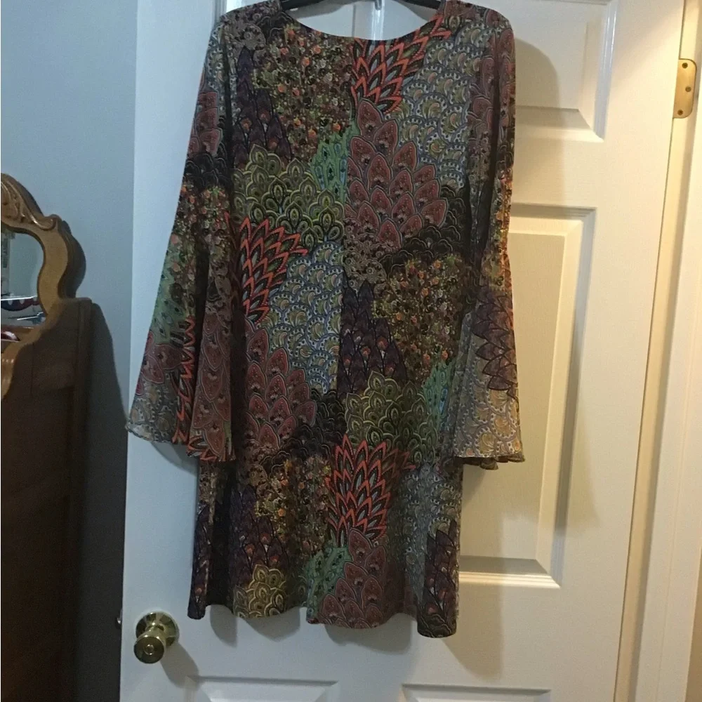 MSK Multicolor Bell-Sleeve Patterned Dress in Coral, Olive & Navy - Picture 5 of 5